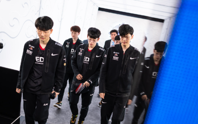 他的防线不 他的防线不